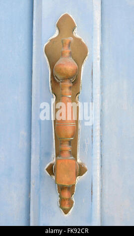 Metallo vecchia maniglia della porta respingente su sfondo di legno Foto Stock