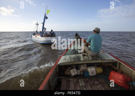 I pescatori in barca nel villaggio di Praia Grande Joanes - Ilha do Marajo Foto Stock
