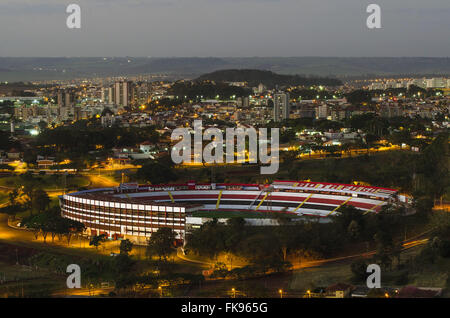 Visualizzare l'Estadio Santa Cruz e la città sullo sfondo Foto Stock