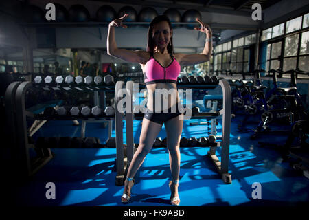 (160307) -- CITTÀ DEL MESSICO, 7 marzo 2016 (Xinhua) -- Foto scattata il 4 marzo 2016 mostra Susana Zambrano, il campione nazionale di fitness, che pongono alla fine di una sessione di allenamento nella palestra di Città del Messico, capitale del Messico. Privi di sostegno da parte della sua famiglia, Susana ha trascorso gli ultimi dieci anni in bodybuilding che è ancora un esclusivo per gli uomini nel paese. "Sto triste perché la mia mamma e il mio grandmom non capiscono perché io amo il bodybuilding, ma mi deve rispettare la loro'. La prossima Giornata internazionale della donna sarà celebrato sotto il tema "Pianeta 50-50 entro il 2030: Passo per la parità tra i sessi", con speci Foto Stock