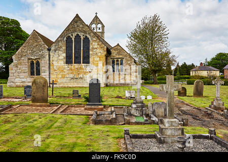 St Helen la chiesa parrocchiale in Bilton-in-Ainsty, Wetherby, nello Yorkshire, Inghilterra, Regno Unito. Foto Stock