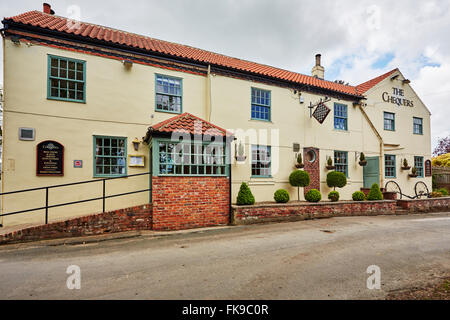 Vista del Chequers Inn at Bilton-in-Ainsty, Wetherby, nello Yorkshire, Inghilterra, Regno Unito. Foto Stock