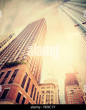 Retrò tonica foto di edifici di Manhattan contro il sole, New York City, Stati Uniti d'America.