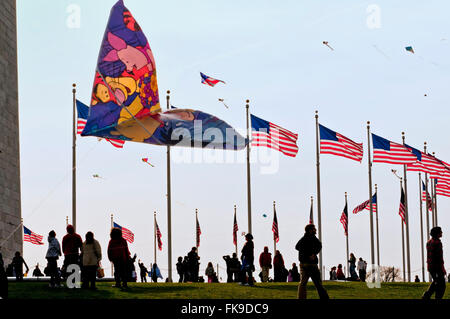 La gente volare aquiloni sul Monumento di Washington motivi durante il National Kite Festival. Foto Stock