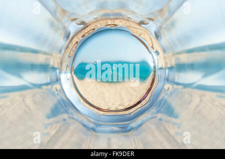 Vuoto sotto la tazza di drenato birra fresca sulla spiaggia Foto Stock