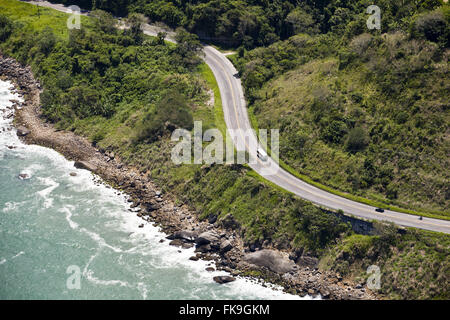 Vista aerea del BR 101 o Rio - Santos anche chiamato autostrada Mario Covas Foto Stock