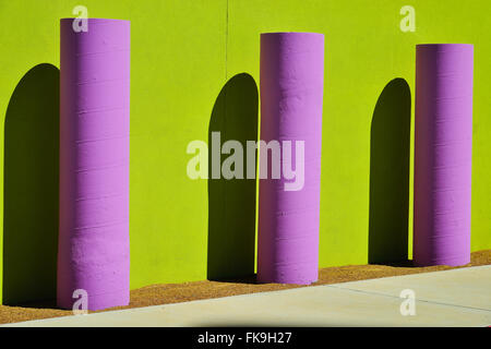 Calcestruzzo colorato poli e contrastanti pareti colorate Foto Stock