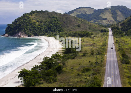 Vista aerea della spiaggia di noce di cocco e Mambucaba BR-101 Rio-Santos autostrada Foto Stock