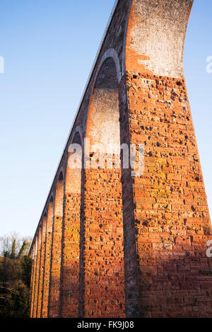 Leaderfoot viadotto sul fiume Tweed vicino a Melrose in confini scozzesi al sorgere del sole in inverno Foto Stock