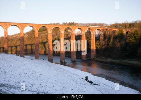 Leaderfoot viadotto sul fiume Tweed vicino a Melrose in confini scozzesi al sorgere del sole in inverno Foto Stock