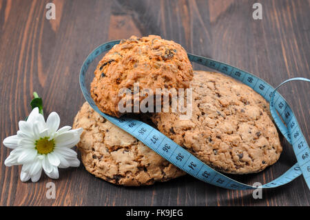 Tre i biscotti con cereali su uno sfondo di legno Foto Stock