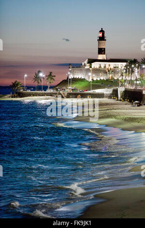 Ondina Beach e Forte de Santo Antonio da Barra - noto anche come barra faro in background Foto Stock