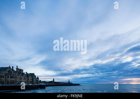 La vista dal molo a Aberystwyth guardando verso sud con il vecchio collegio, castello e Memoriale di guerra. Foto Stock