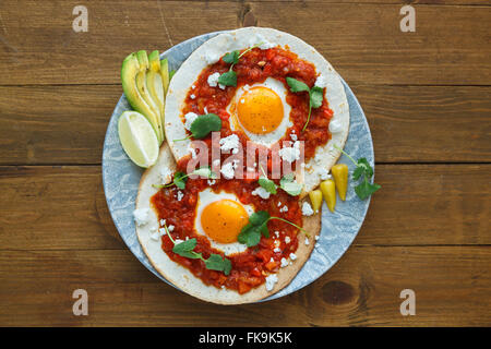 Huevos rancheros closeup sul tavolo orizzontale, vista da sopra Foto Stock