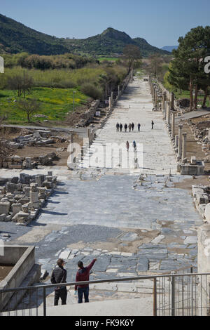 I turisti di visitare gli antichi greci e romani città di Efeso in Turchia Foto Stock