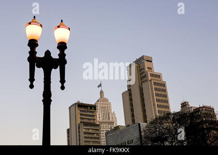 Lampada antica post con Edificio Altino Arantes - Banespa 1947 danni accidentali Foto Stock