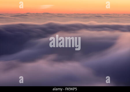 Bassa nube sulle Quantocks all'alba da Dunkery Beacon, Parco Nazionale di Exmoor, Somerset, Inghilterra, Regno Unito Foto Stock