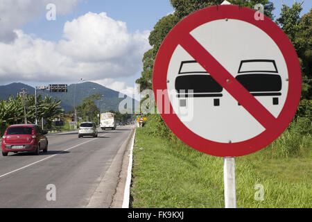 La piastra senza sconfinamenti in Rio-Santos autostrada BR-101 - estratto sulla costa nord dello stato Foto Stock