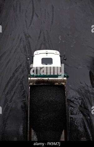 Autocarro con pianale di scarico lo scarico del carbone sul patio - Città di Criciuma Foto Stock