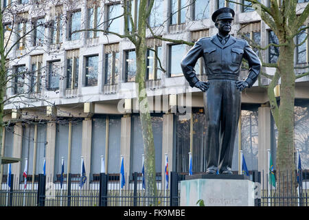 London, Regno Unito - 24 Febbraio 2016: Statua del Dwight D. Eisenhower al di fuori dell'Ambasciata americana in Grosvenor Square, Mayfair, Londra Foto Stock