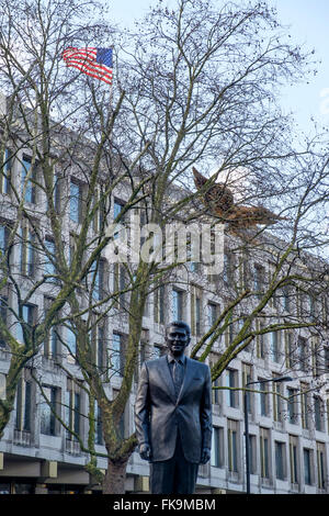 London, Regno Unito - 24 Febbraio 2016: Statua di Ronald Reagan al di fuori dell'Ambasciata americana in Grosvenor Square, Mayfair, Londra Foto Stock