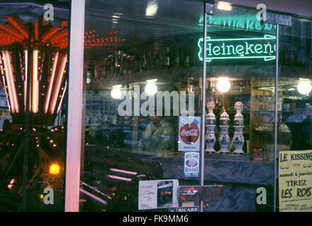 AJAXNETPHOTO. CHERBOURG, Francia. - CAFE CAROUSEL - Finestra di un cafe bar riflette le luci di un luna park giostra. Foto:JONATHAN EASTLAND/AJAX REF:CD21204 1 20 Foto Stock