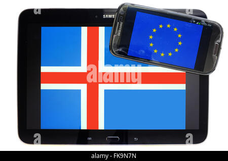 Le bandiere di Islanda e Unione europea visualizzati sugli schermi di un tablet e uno smartphone contro uno sfondo bianco. Foto Stock