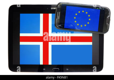 Le bandiere di Islanda e l'UE visualizzato sugli schermi di un tablet e uno smartphone contro uno sfondo bianco. Foto Stock