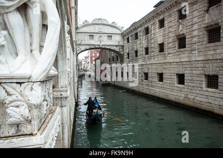 Venezia, Italia, gondola lungo un canale che passa sotto il famoso Ponte dei Sospiri (Ponte dei Sospiri). Foto Stock