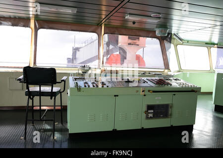 Interno del centro di controllo del ponte sulla nave portacontainer Utrillo Foto Stock