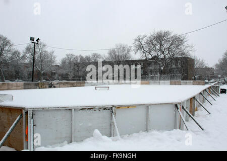 Montreal, Quebec, Canada. Il 7 marzo 2016. Canada Meteo: un esterno di pista di pattinaggio sul ghiaccio di Montreal, Que. Canada, Marzo 7, 2016. Credito: Lee Brown/Alamy Live News Foto Stock