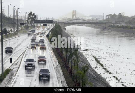 Tiête fiume in piena stagione Foto Stock