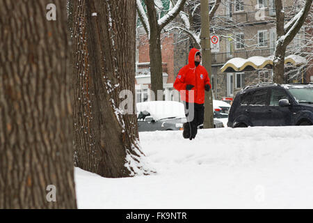 Montreal, Quebec, Canada. Il 7 marzo 2016. Canada Meteo: un uomo fuori per un jog durante gli elementi di La Fontaine Park a Montreal, Canada Que. ,Mar. 7, Credito: Lee Brown/Alamy Live News Foto Stock