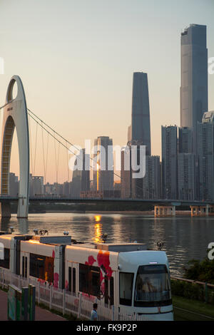 Il transito di massa al ponte Liede e Pearl River, Guangzhou, Cina Foto Stock