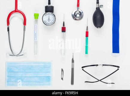 Flat Display laici di medici e chirurgici attrezzature disposte su uno sfondo bianco Foto Stock