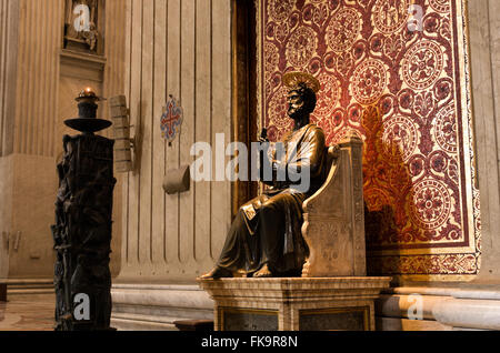 La Basilica di San Pietro del XIII secolo la statua di San Pietro, scolpita in bronzo con filigrana alo. Foto Stock