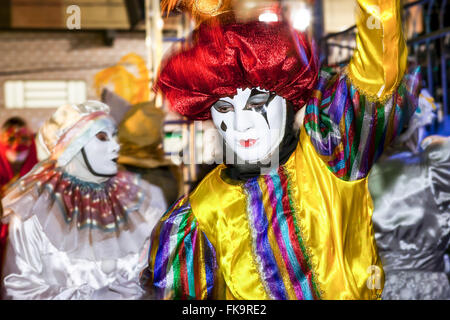 I festaioli in maschera del carnevale Foto Stock