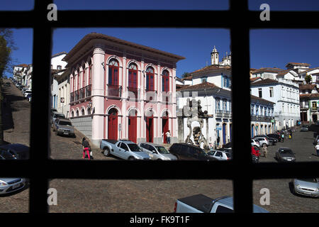 Case coloniali visto dalla casa di racconti finestra Foto Stock