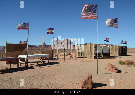 Strada gioielli Navajo stand nella Monument Valley dello Utah. Foto Stock