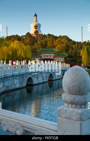 Torre bianca su Jade isola dei fiori, Round Città o Città di armonia, al Parco Beihai, Pechino, Cina Foto Stock