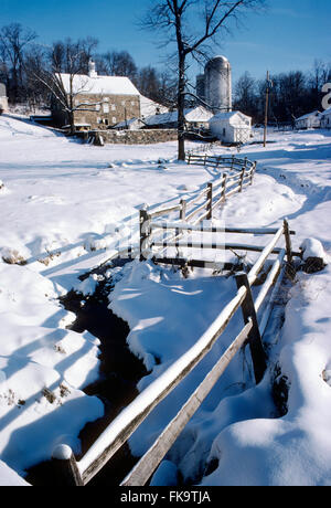 Neve fresca sul vecchio fienile in pietra; recinzione; fattoria; Montgomery Paese; Pennsylvania; USA Foto Stock