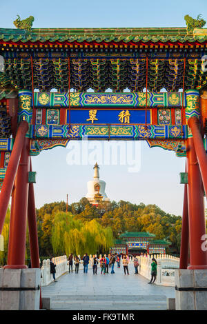 Cancello di ingresso alla Torre Bianca su Jade isola dei fiori, Round Città o Città di armonia, al Parco Beihai, Pechino, Cina Foto Stock