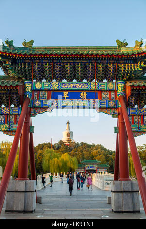 Cancello di ingresso alla Torre Bianca su Jade isola dei fiori, Round Città o Città di armonia, al Parco Beihai, Pechino, Cina Foto Stock