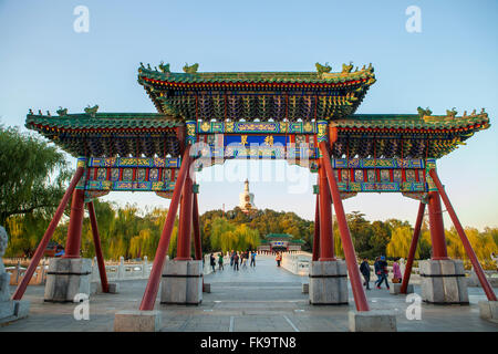 Cancello di ingresso alla Torre Bianca su Jade isola dei fiori, Round Città o Città di armonia, al Parco Beihai, Pechino, Cina Foto Stock