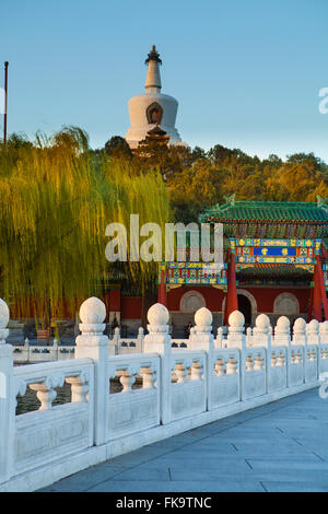 Torre bianca su Jade isola dei fiori, Round Città o Città di armonia, al Parco Beihai, Pechino, Cina Foto Stock