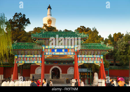 Cancello di ingresso alla Torre Bianca su Jade isola dei fiori, Round Città o Città di armonia, al Parco Beihai, Pechino, Cina Foto Stock