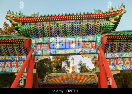 Cancello di ingresso alla Torre Bianca su Jade isola dei fiori, Round Città o Città di armonia, al Parco Beihai, Pechino, Cina Foto Stock