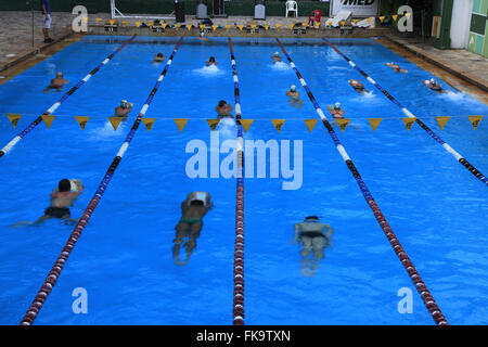 Formazione di nuoto in piscina semi olimpionica Athletic Association Academica Oswaldo Cruz Foto Stock