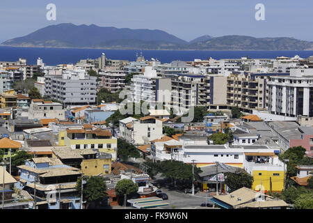 Vista dall'alto di edifici nel centro della città con il mare in background in costa di Rio Foto Stock