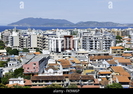 Vista superiore del case e edifici nel centro della città con il mare in background in costa di Rio Foto Stock